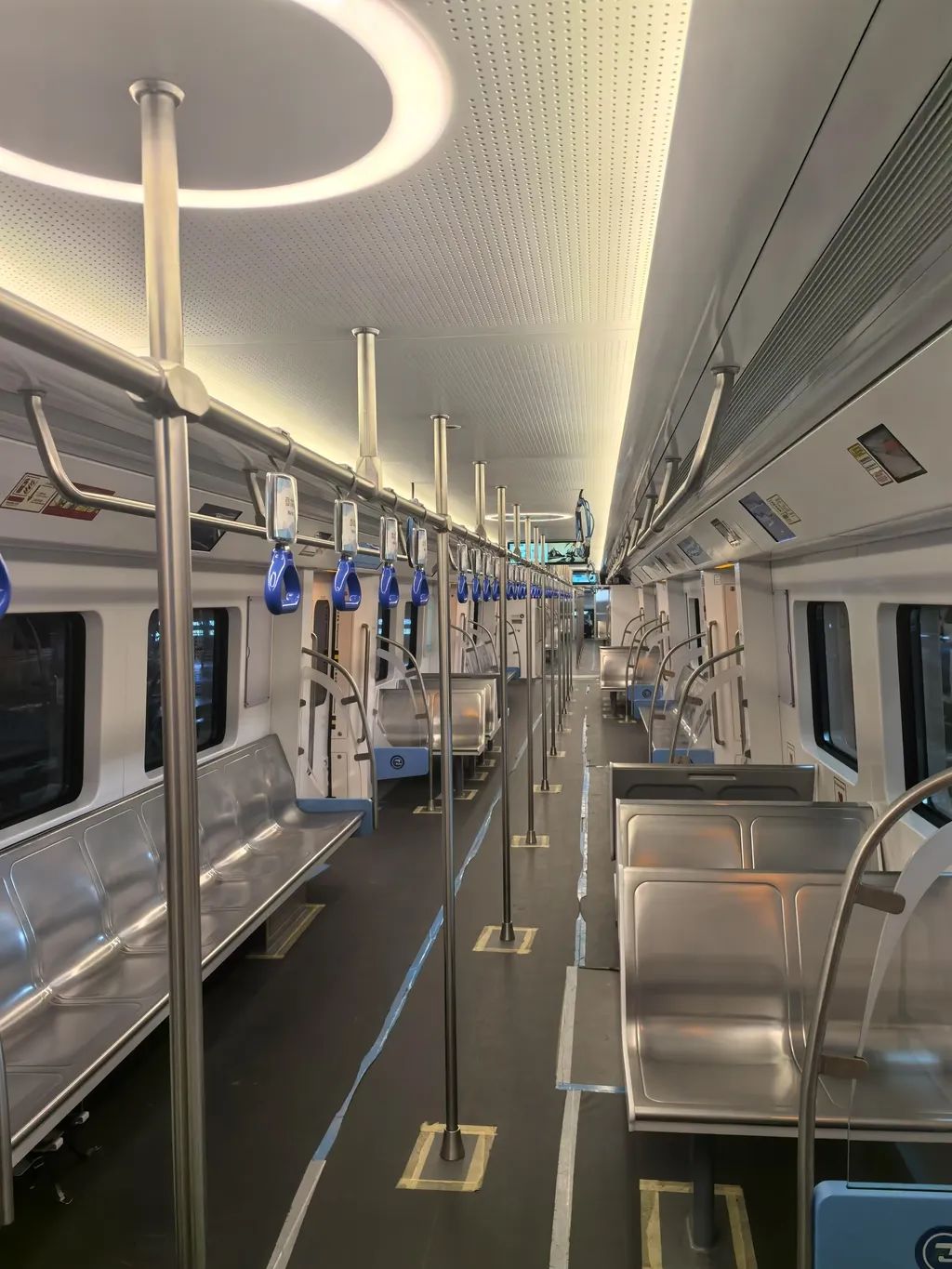 車廂座椅采用橫縱結(jié)合布置方式。重慶交通開投鐵路集團(tuán)供圖