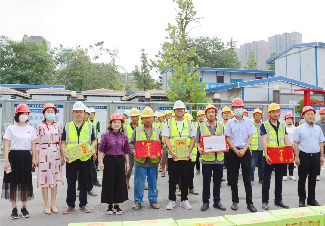 重慶交通開投集團(tuán)財(cái)務(wù)總監(jiān)周俊勇深入城軌快線建設(shè)一線開展高溫慰問活動(dòng)5.png